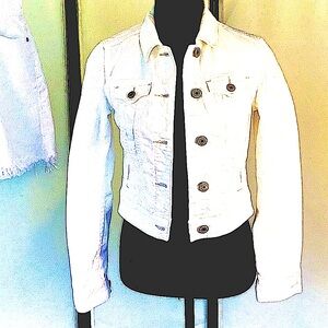 AMERICAN EAGLE JEAN JACKET.  WHITE EUC. XS